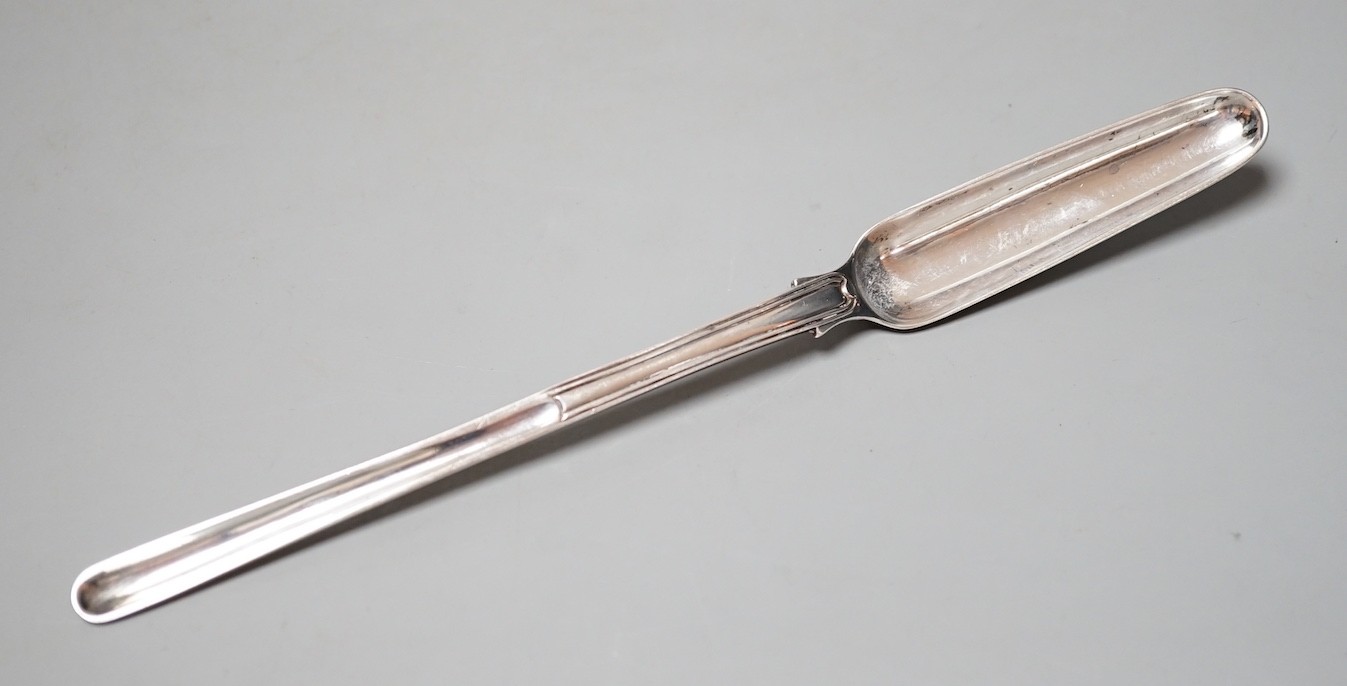 A George III silver thread patten marrow scoop, Eley, Fearn & Chawner, London, 1808, 23.2cm.